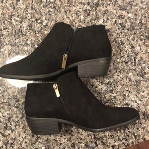 TOETOS black suede ankle boot